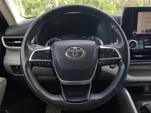 Used 2023 Toyota Highlander LE FWD image 19