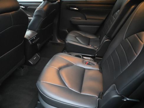Used 2023 Toyota Highlander XLE AWD/4WD image 14