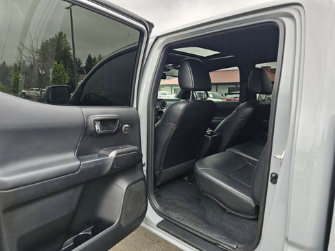 Used 2018 Toyota Tacoma TRD Off-Road AWD/4WD image 32