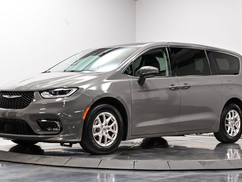 Used 2023 Chrysler Pacifica Touring-L w/ Uconnect Theater Family Group FWD image 2