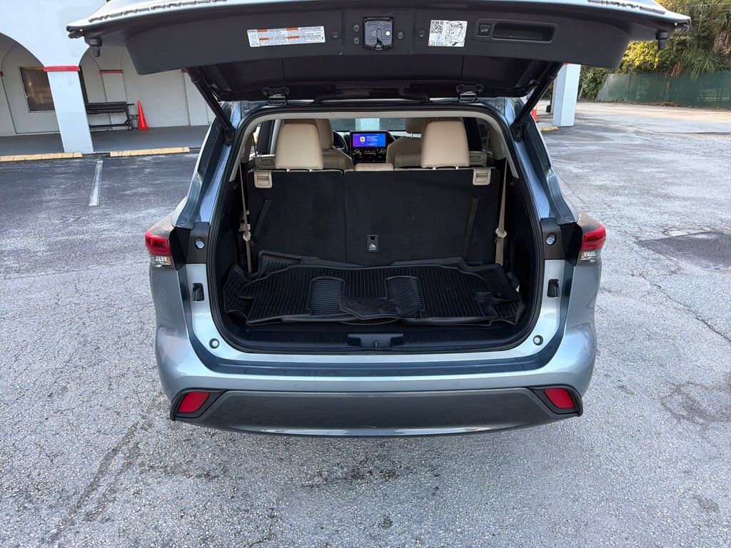 Used 2023 Toyota Highlander Limited FWD image 36