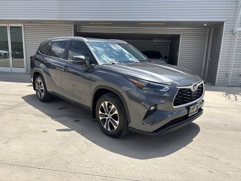 Used 2025 Toyota Highlander XLE FWD image 3