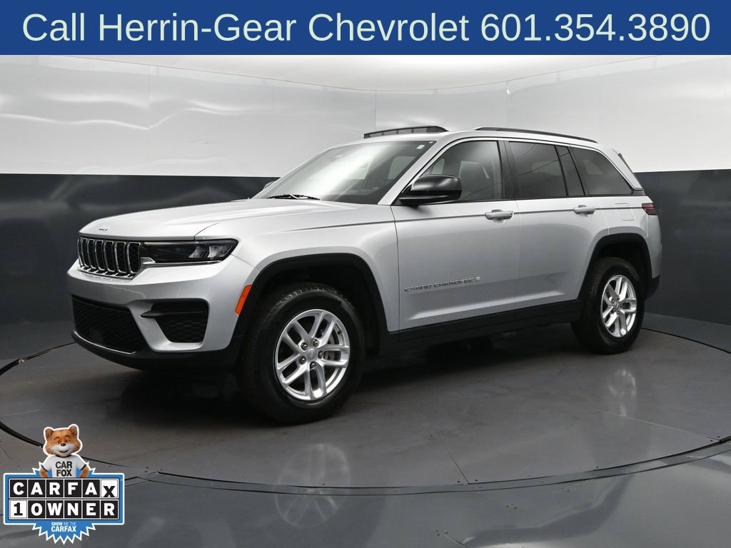 Used 2025 Jeep Grand Cherokee Laredo X w/ Luxury Tech Group I RWD image 3