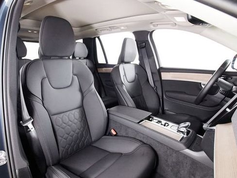Used 2025 Volvo XC90 B6 Plus w/ Protection Package Premier AWD/4WD image 21