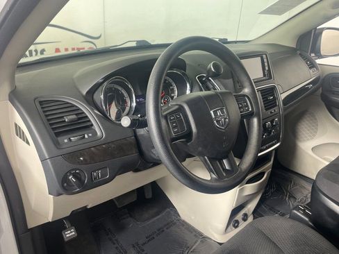 Used 2019 Dodge Grand Caravan SE w/ UConnect Hands-Free Group image 13