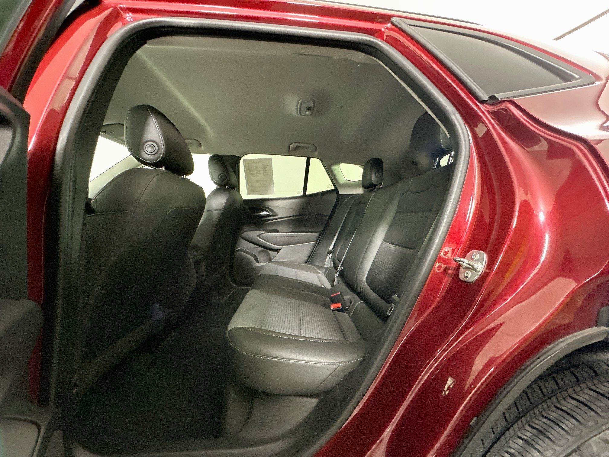 Used 2025 Chevrolet Trax LT FWD image 26