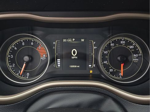 Used 2018 Jeep Cherokee Latitude w/ Altitude Package FWD image 18