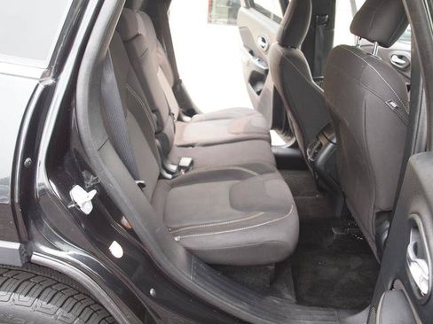 Used 2016 Jeep Cherokee Latitude w/ Cold Weather Group AWD/4WD image 7