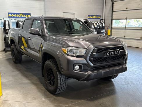 Used 2021 Toyota Tacoma TRD Sport AWD/4WD image 3