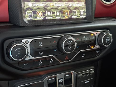 Used 2023 Jeep Gladiator Rubicon AWD/4WD image 16