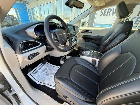 Used 2024 Chrysler Pacifica Touring-L image 12