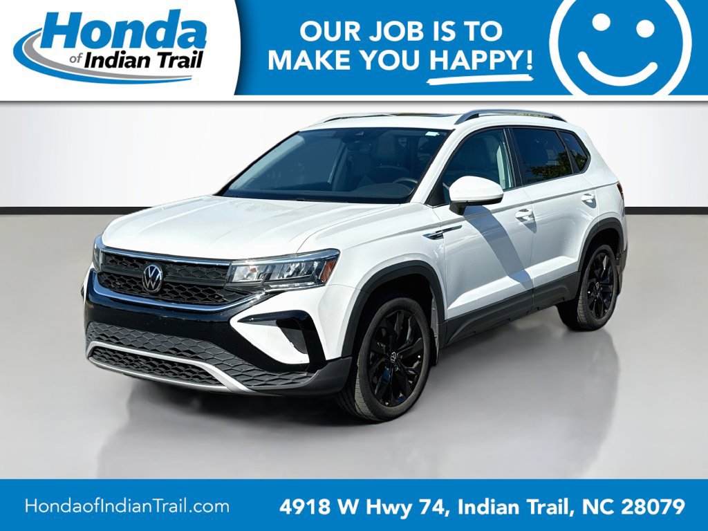 Used 2023 Volkswagen Taos SE w/ Panoramic Sunroof Package FWD image 3