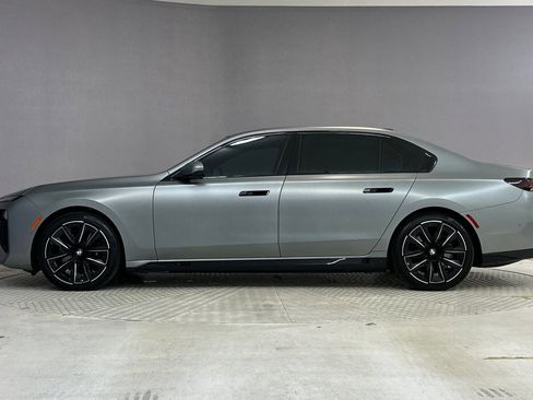 Used 2023 BMW i7 xDrive60 w/ Executive Package 2 AWD/4WD image 2