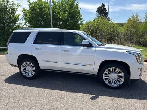 Used 2018 Cadillac Escalade Platinum image 3