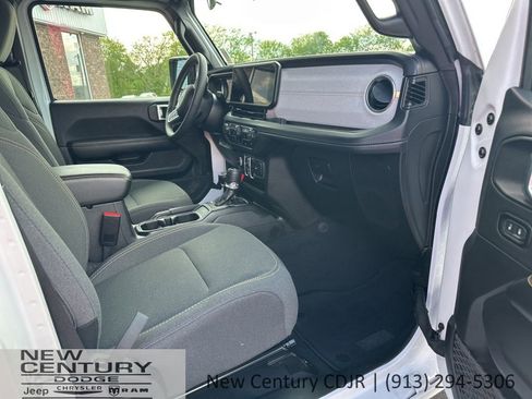 Used 2025 Jeep Wrangler Unlimited Sahara AWD/4WD image 22