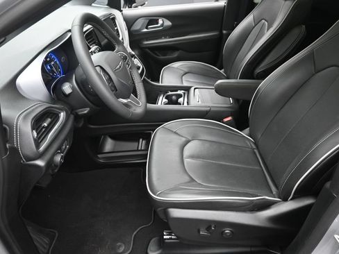 Used 2026 Chrysler Pacifica Limited FWD image 19