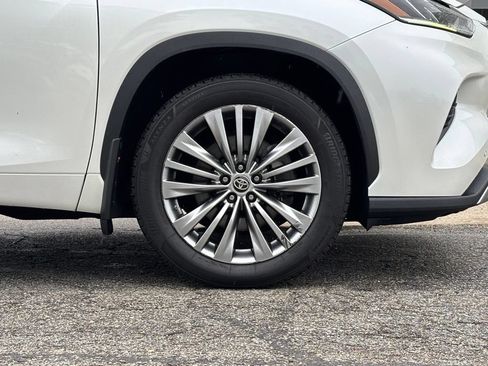Used 2020 Toyota Highlander Platinum AWD/4WD image 3