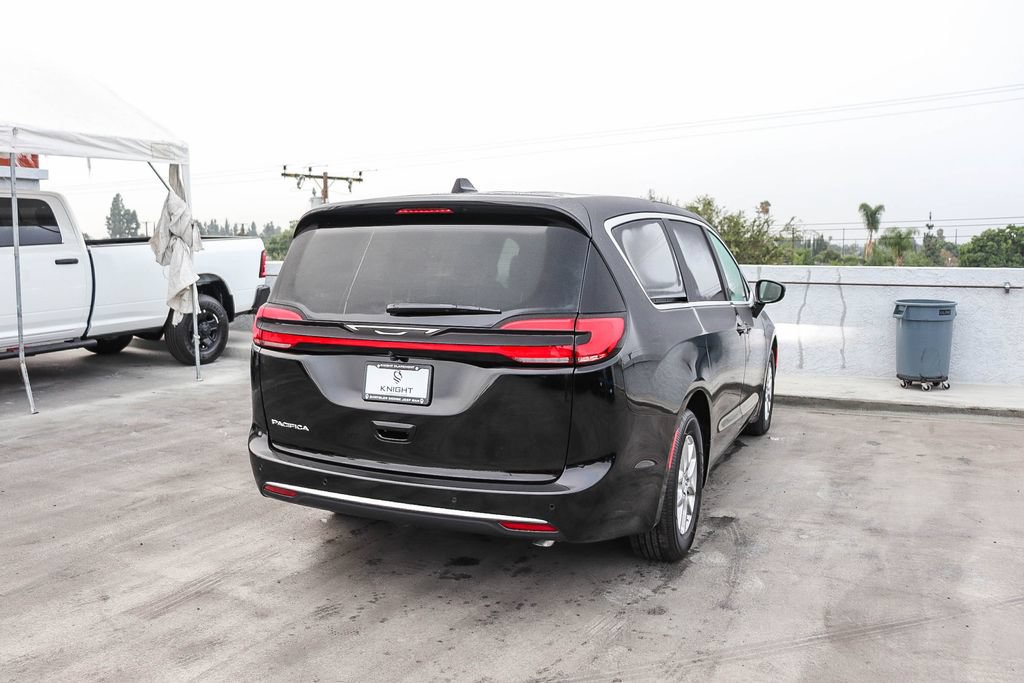 New 2027 Chrysler Pacifica Select FWD image 9