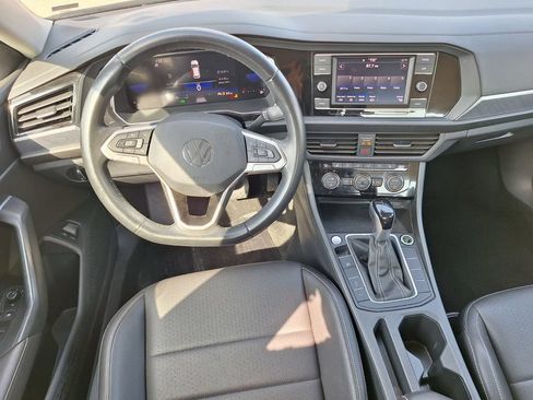 Used 2024 Volkswagen Jetta SE FWD image 9