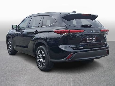 Used 2021 Toyota Highlander XLE AWD/4WD image 6