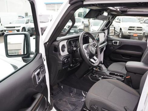 Certified 2025 Jeep Wrangler Unlimited Sahara w/ Safety Group image 18