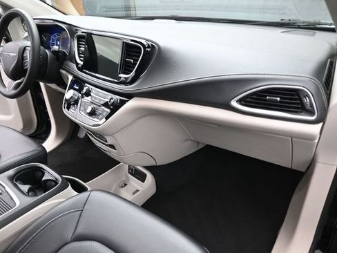 Used 2024 Chrysler Pacifica Limited FWD image 27