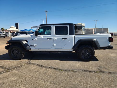 Used 2025 Jeep Gladiator Sport AWD/4WD image 8