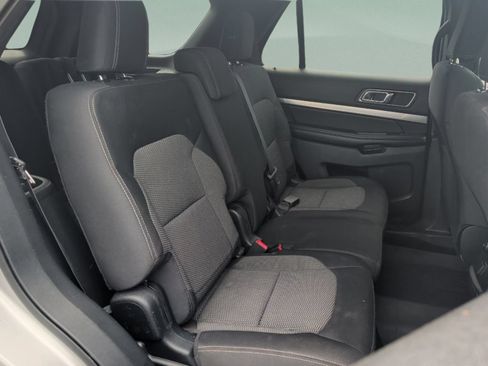 Used 2018 Ford Explorer XLT FWD image 38