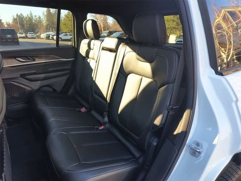 New 2025 Jeep Grand Cherokee Limited image 23