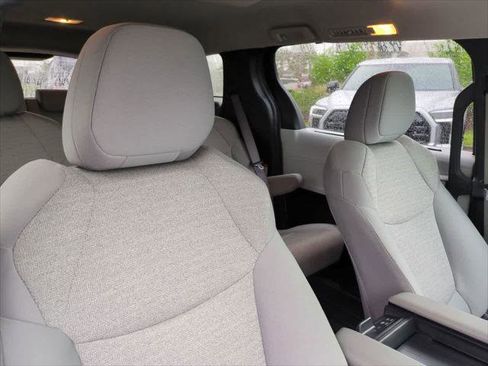 Certified 2025 Toyota Sienna LE image 7