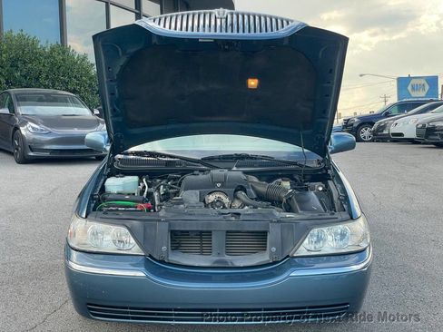 Used 2003 Lincoln Town Car Signature RWD image 22