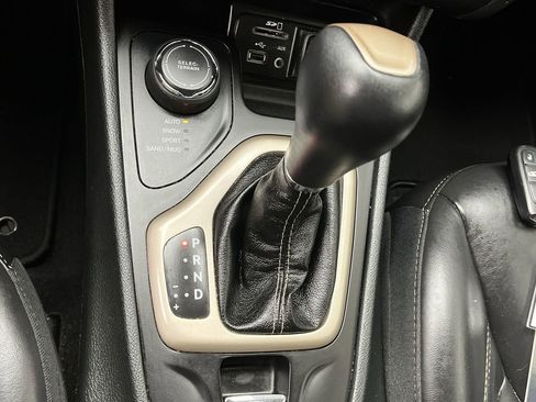 Used 2018 Jeep Cherokee Limited AWD/4WD image 22