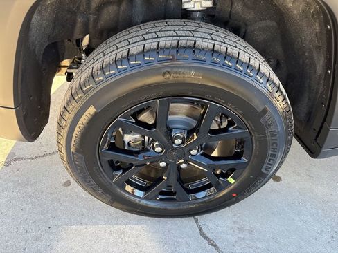 New 2026 Jeep Grand Cherokee Altitude image 11