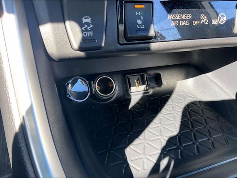 Used 2022 Toyota RAV4 SE image 39