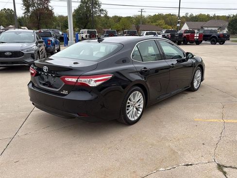 Used 2019 Toyota Camry XLE image 5