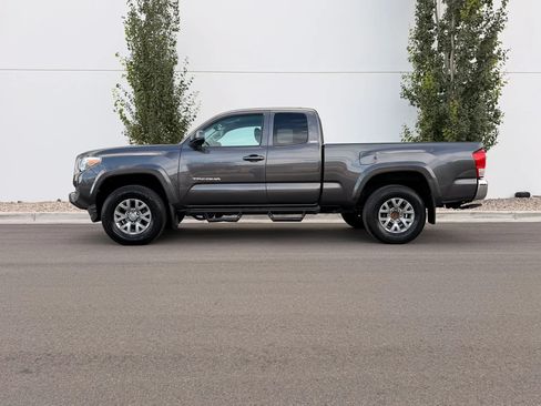 Used 2017 Toyota Tacoma SR5 w/ Tow Package AWD/4WD image 10