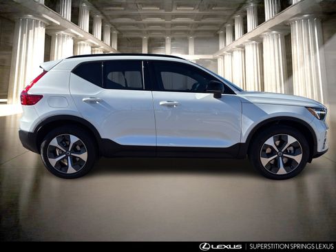 Used 2024 Volvo XC40 B5 Plus w/ Protection Package Premier image 3