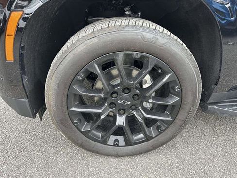 Used 2025 Chevrolet Suburban High Country image 9