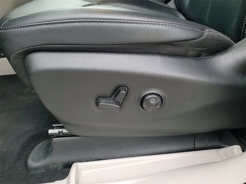 Used 2024 Chrysler Pacifica Touring-L image 13