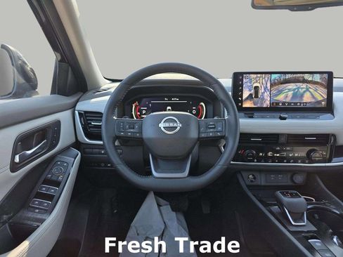 Used 2025 Nissan Rogue SL w/ Tech Package image 13