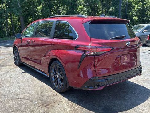 Used 2023 Toyota Sienna XSE w/ XSE Plus Package FWD image 4