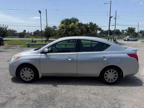 Used 2014 Nissan Versa SV FWD image 2
