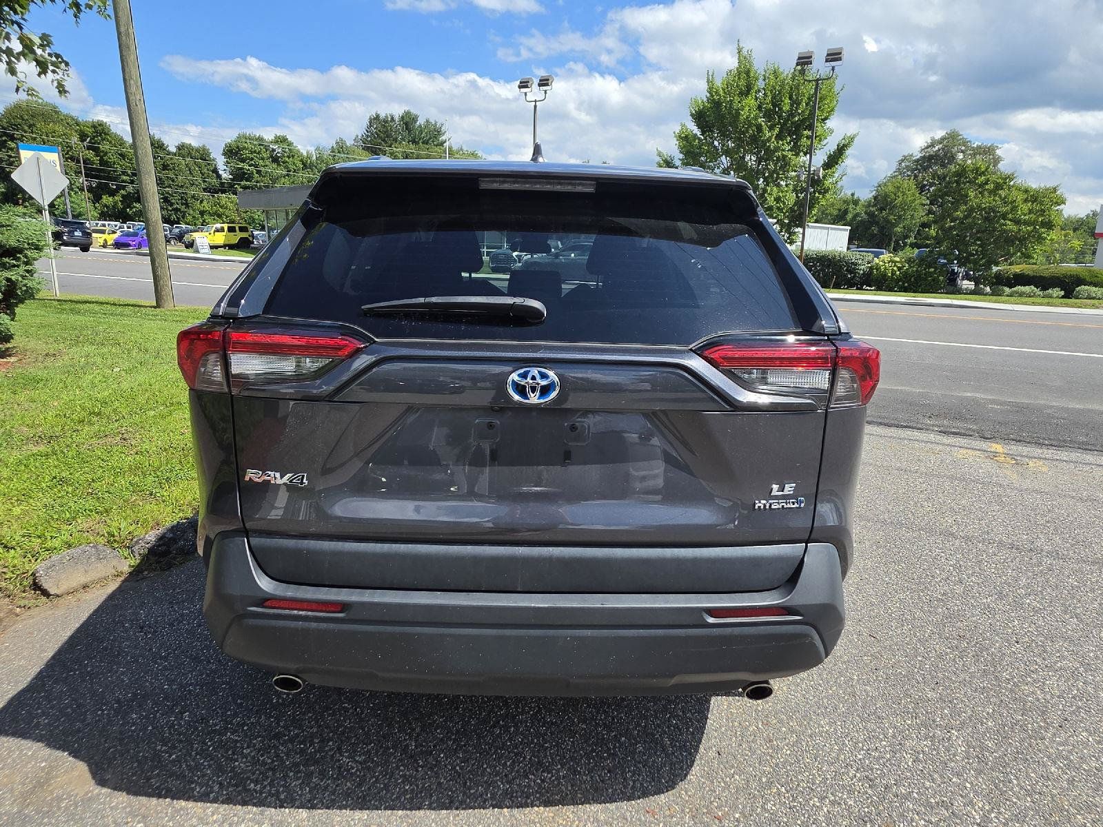 Used 2024 Toyota RAV4 LE AWD/4WD image 4