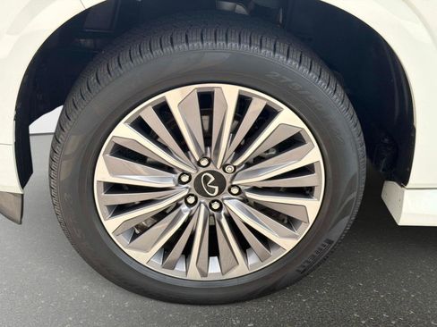 Used 2025 INFINITI QX80 Sensory AWD/4WD image 11
