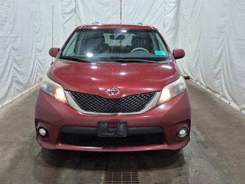 Used 2014 Toyota Sienna SE FWD image 7