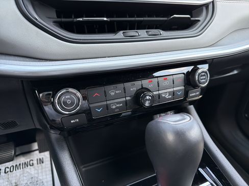 Certified 2025 Jeep Compass Limited AWD/4WD image 17