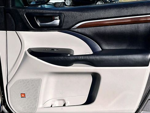 Used 2015 Toyota Highlander Limited Platinum image 22