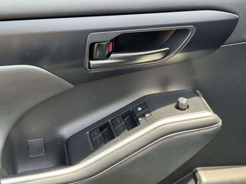 Used 2023 Toyota Highlander LE AWD/4WD image 20