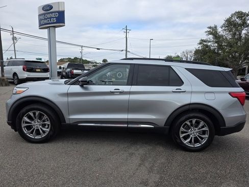 Used 2022 Ford Explorer XLT w/ Equipment Group 202A image 5