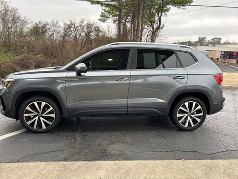 Used 2023 Volkswagen Taos SE image 2